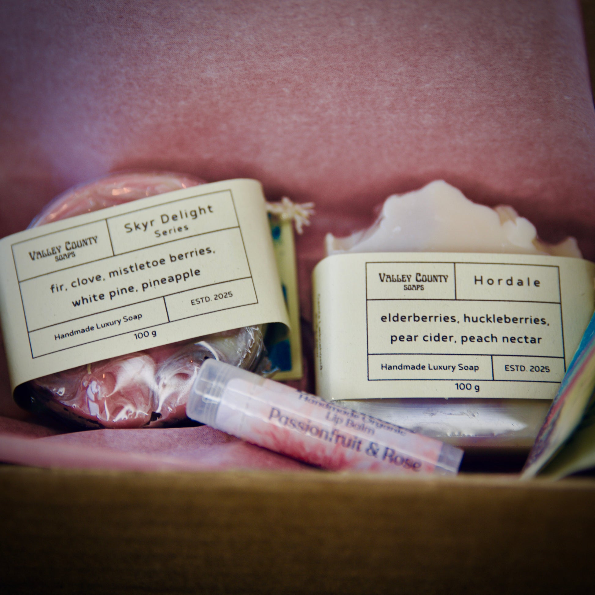 Skyrsápa með þinu- og mistilteinaberjailm og Hörðudalssápan.