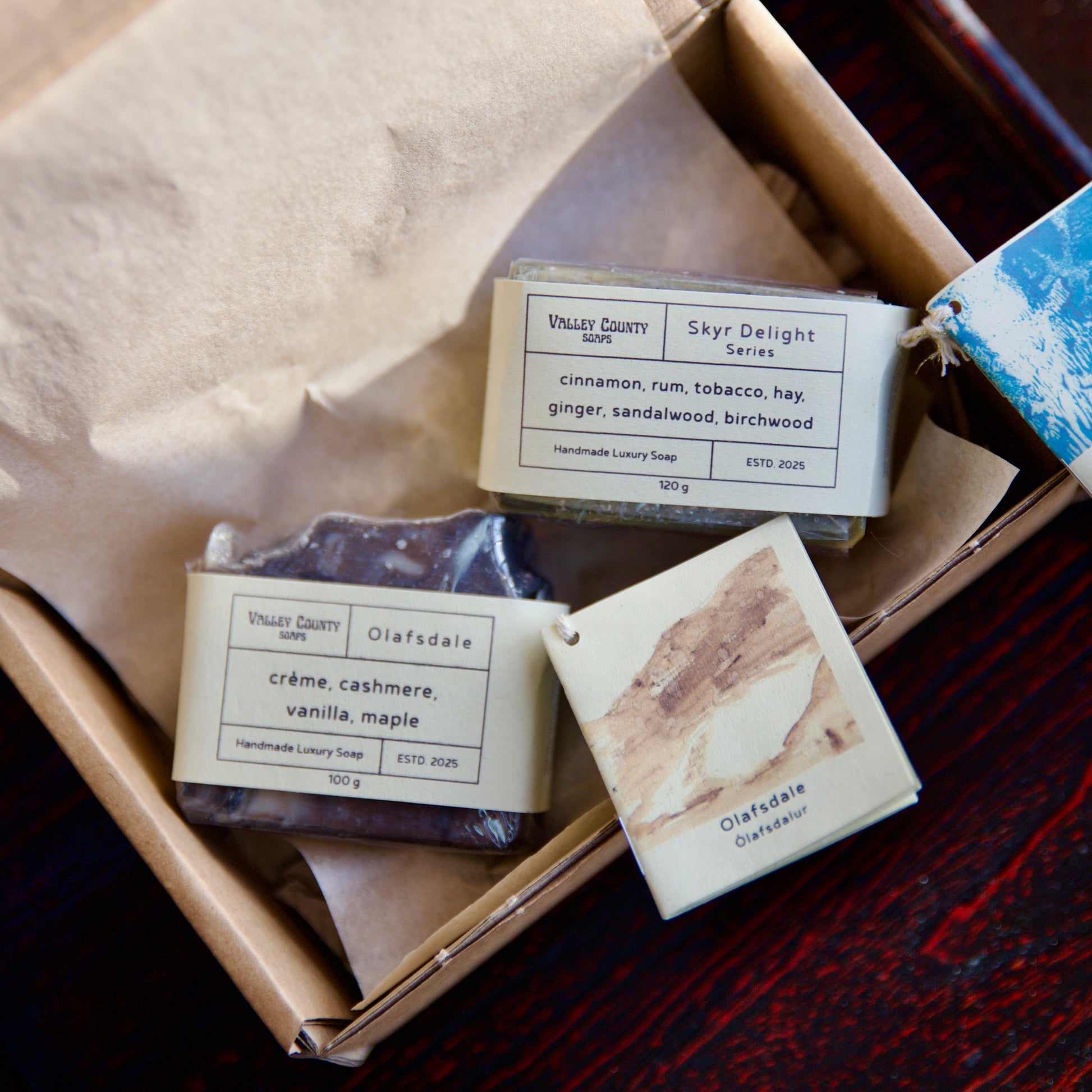 Gjafaaskja með Ólafsdalssápunni og Skyrsápu með píputóbaks- og kryddilm, ásamt Dalakoss varasalva.